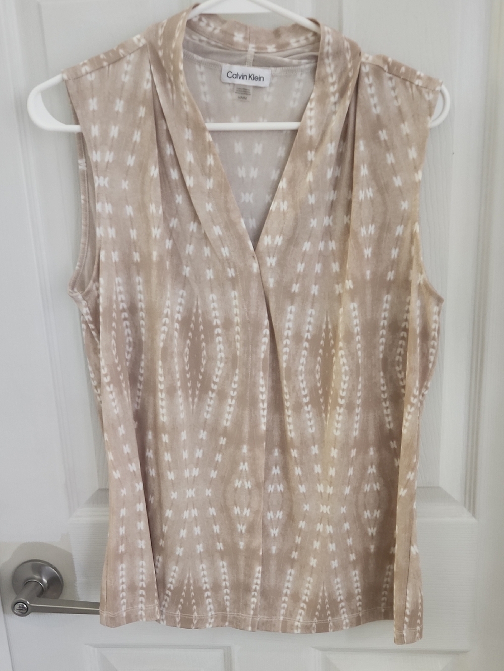 Calvin Klein Beige & White Sleeveless V-Neck Patterned Blouse